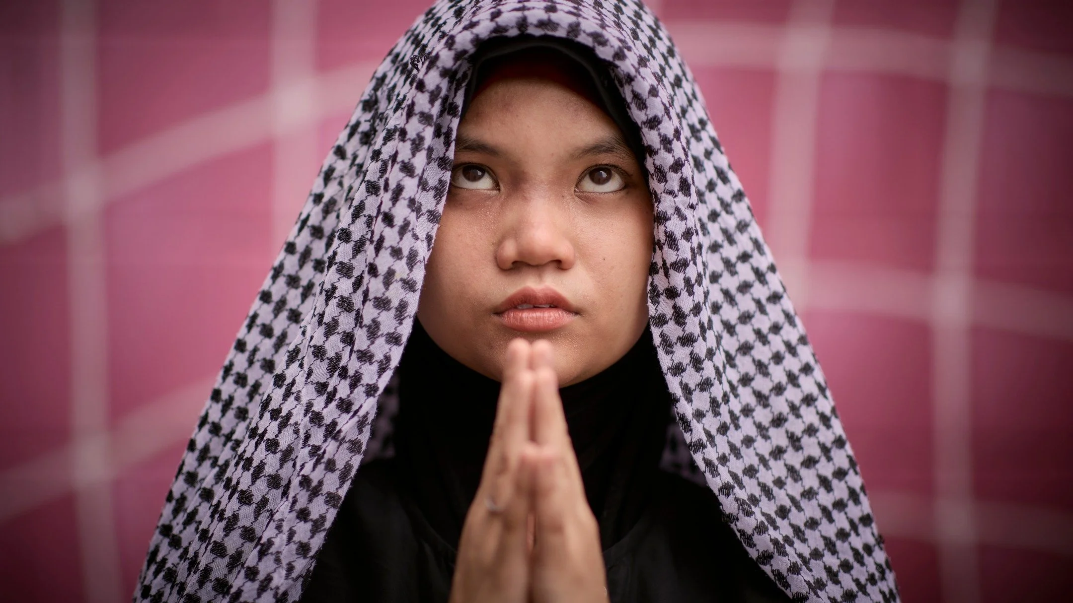 Du'ā' for Filasṭīn (Prayer for Palastine). 

This photo shows the prayers Mary daughter of Avram must have done as she watched her first born child crucified by the colonial occupation of Palestine.

#freepalestine #palestine #art #artphotography 