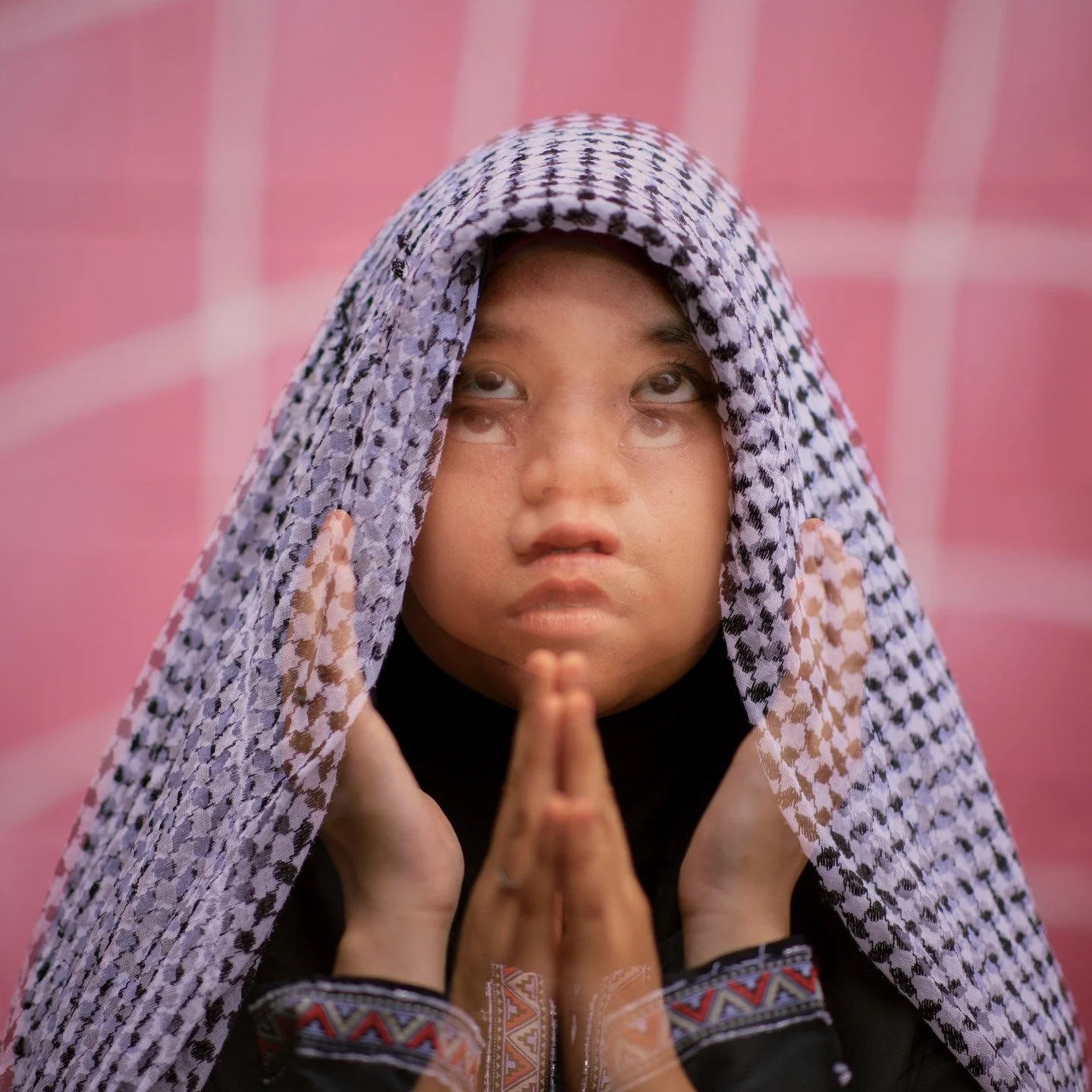 Shafa'a (Intercession) 

This photo conceptualises Mary daughter of Avram praying for intercession by god to help her child as he calls out the repression of his people under the imperial yoke of Roman occupation.

#palestine #freepalestine #artphoto