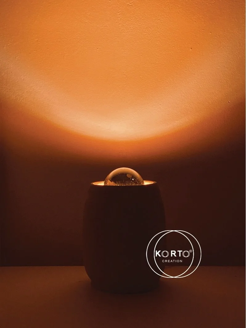Quand deux chemins se rencontrent 🥰 dans la lumi&egrave;re et la couleur. 
Les lampes Korto sont maintenant disponibles aux c&ocirc;t&eacute;s de mes objets tuft&eacute;s ! 
Merci @kortocreation &amp; longue vie &agrave; l&rsquo;artisanat ! 

E-bout