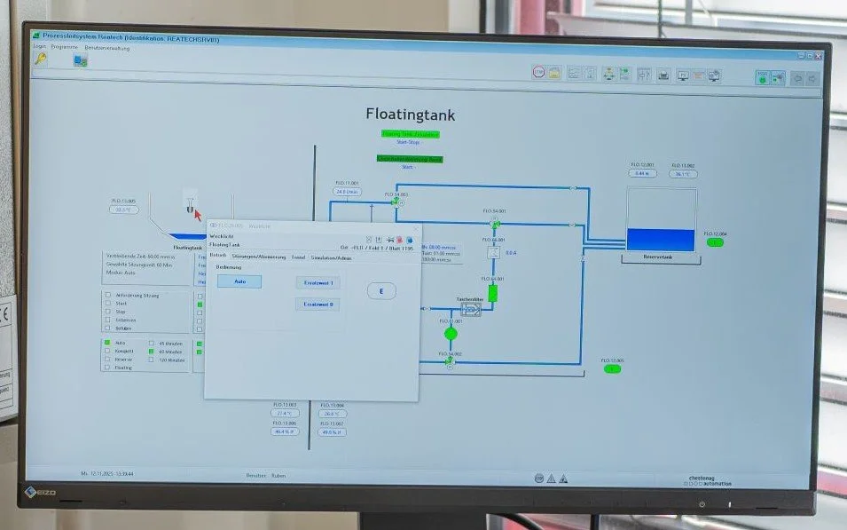 Schematisches Diagramm eines technischen Prozesses zur Steuerung eines Float-Tanks in einem Control-System, dargestellt auf einem Computerbildschirm