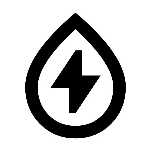 Ein schwarzes Symbol mit einer Wassertropfform und einem Blitz in der Mitte, das auf elektrische Energie oder Elektrizität hinweist. Es steht für die Konzentration des Salzes im Floating Tank Rea Float
