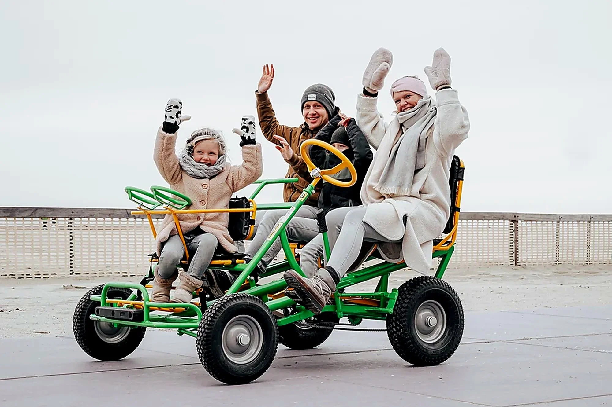 Familie plezier op een gocart in de buitenlucht aan de zee in Knokke-Heist