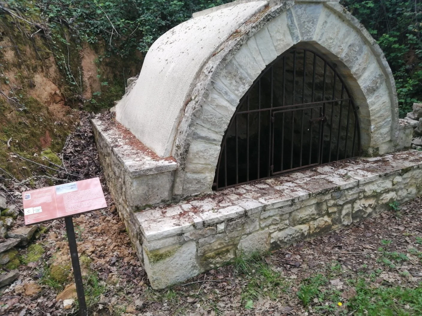mise en place des plaques explicatives des fontaines