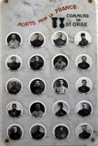 Plaque commémorative avec des photos de soldats morts pour la France, nommés sous chaque photo, avec le texte en haut : "MORTS POUR LA FRANCE" et mention de la commune de Saint-Orse.