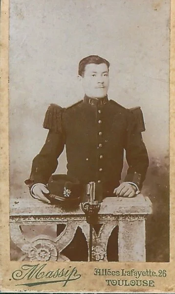Portrait d'un homme en uniforme militaire, assis derrière une table en pierre, datant probablement du XIXe siècle, avec une signature 'Massip' et une adresse à Toulouse.