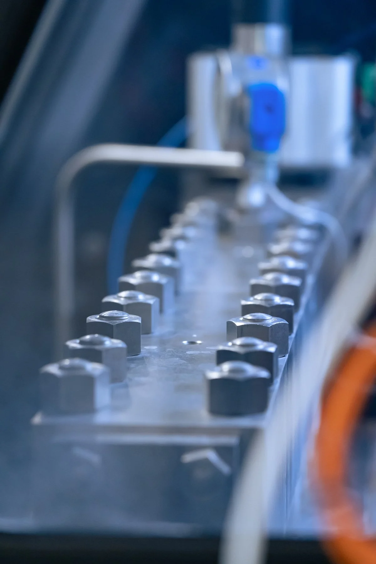 Industriefotografie - Detailaufnahme Stellschrauben mit scharf gestellter Schraube, unscharfer Hintergrund - Culet