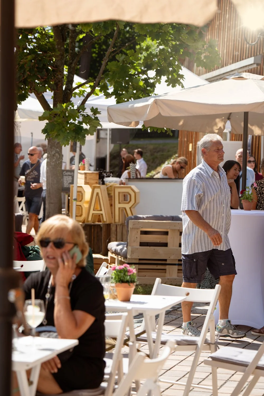 Unternehmensevent - sommerliche Atmosphäre mit Gartenstühlen und Baum - Markenfotografie Culet