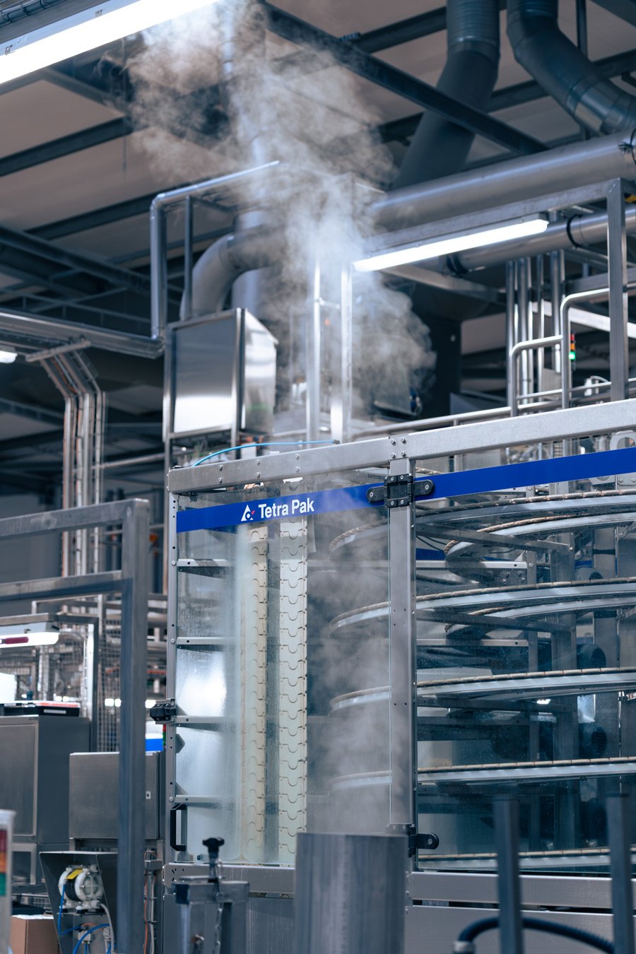 Industriefotografie Tetra Pak - Dampf steigt in Produktionshalle auf, Maschienendetail - Culet