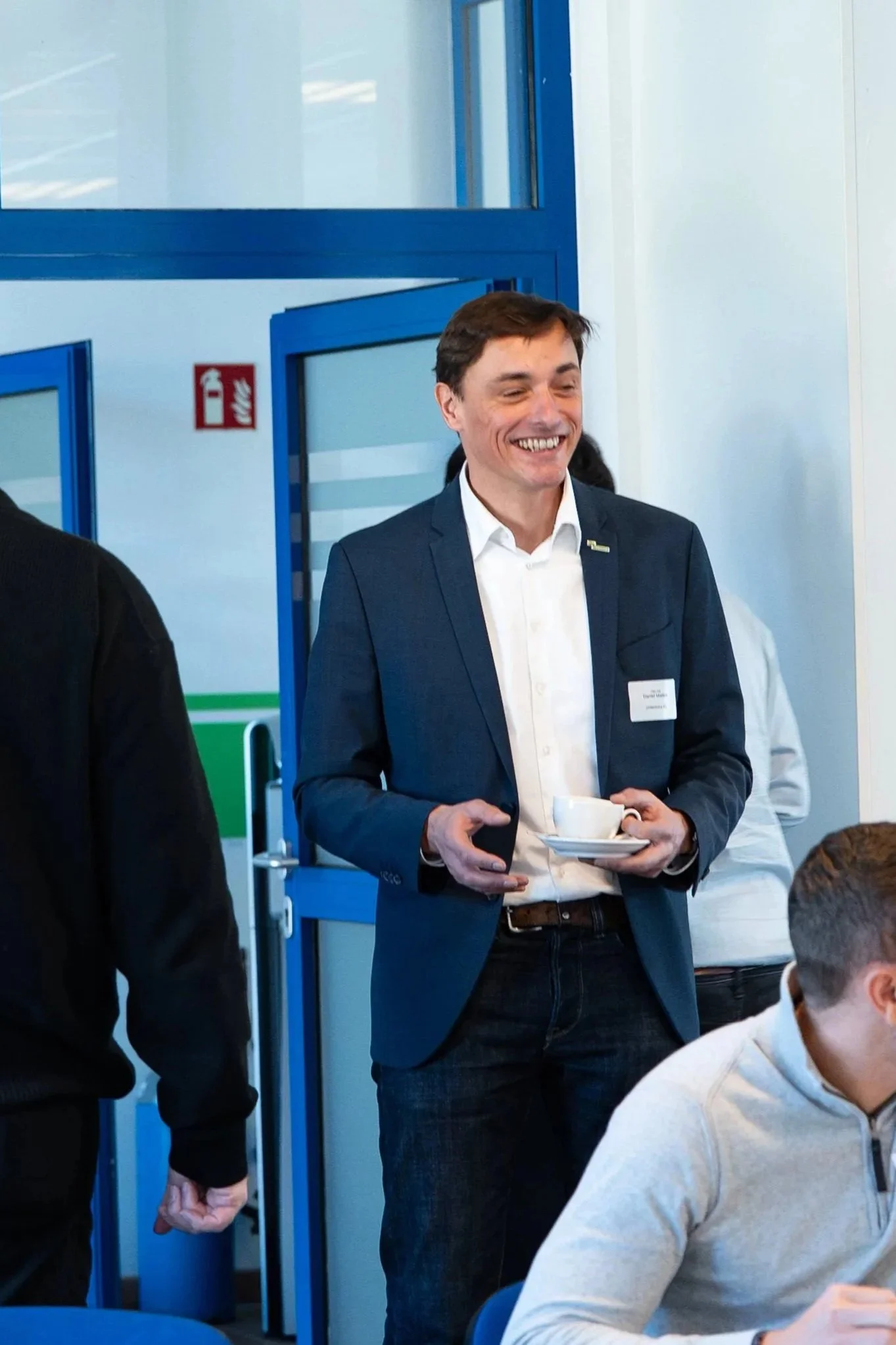 Kundenbewertung - Mann im Businessanzug mit Kaffeetasse - Culet
