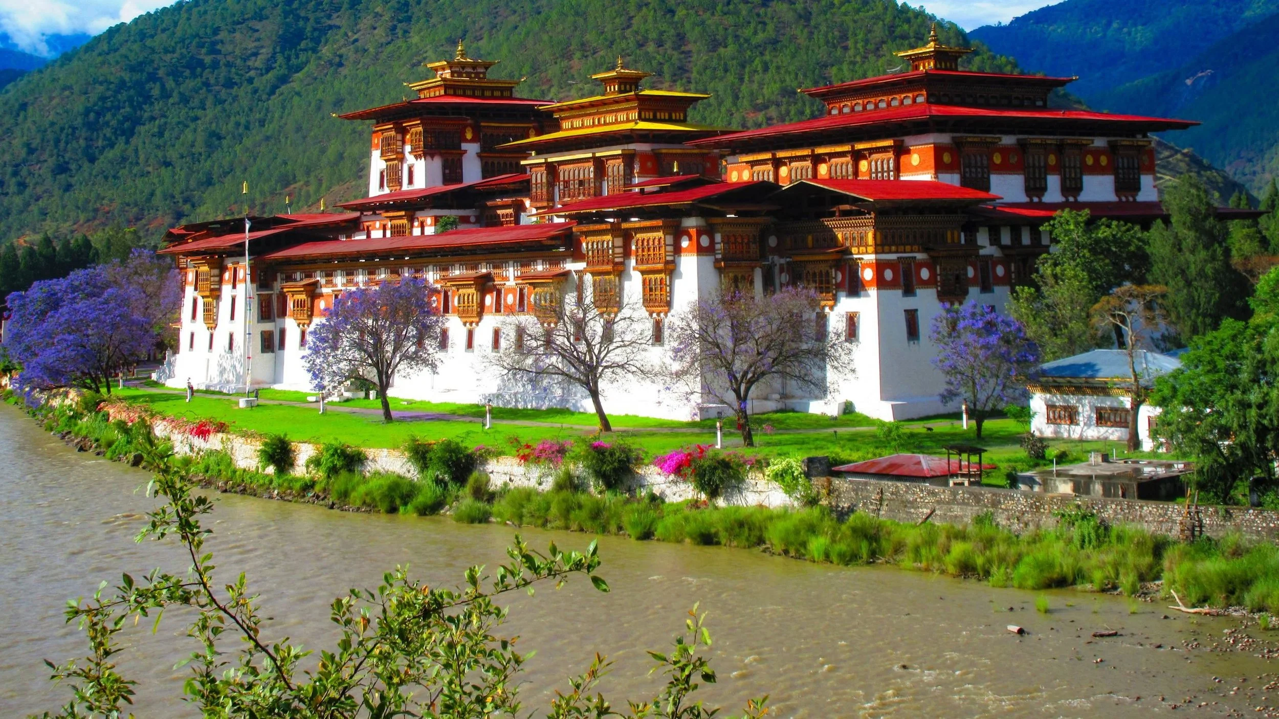 palace_of_the_king_of_bhutan_hd_travel-2560x1440.jpg