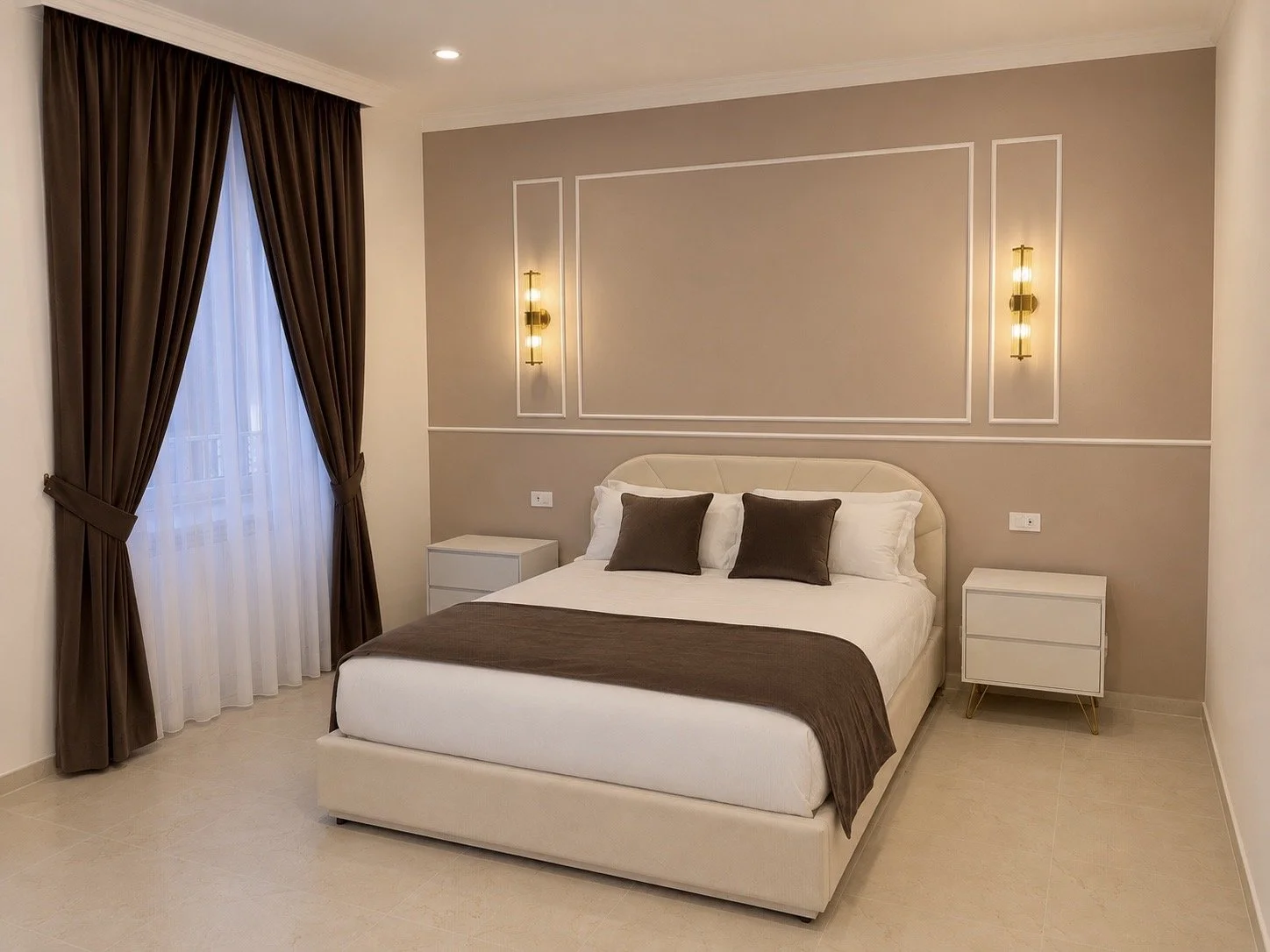 Elegante camera matrimoniale di 20 m², curata nei minimi dettagli per offrire comfort e relax nel cuore di Roma. La stanza dispone di un comodo letto matrimoniale con possibilità di aggiungere un lettino per bambino, ideale anche per piccole famiglie
