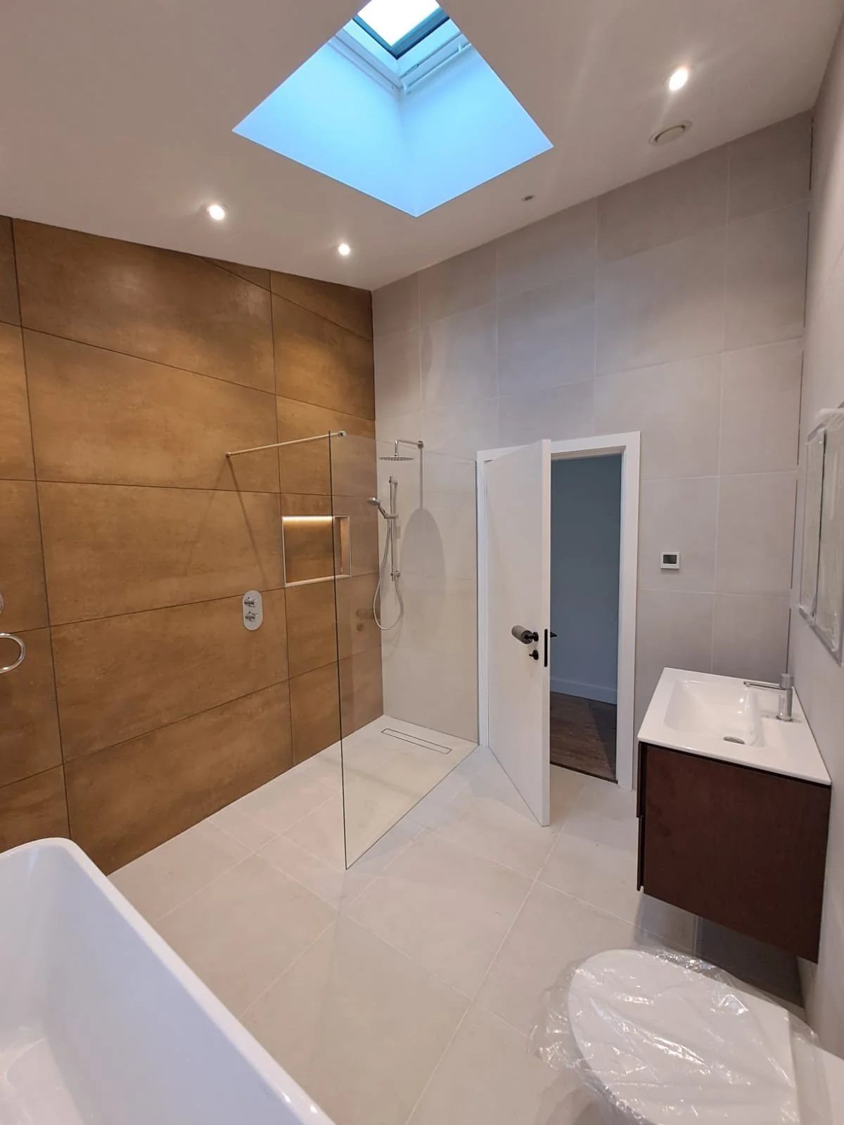 taynotn shower.jpg