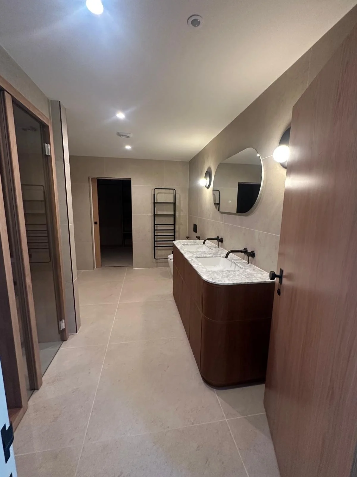 Bathroom 1.jpg