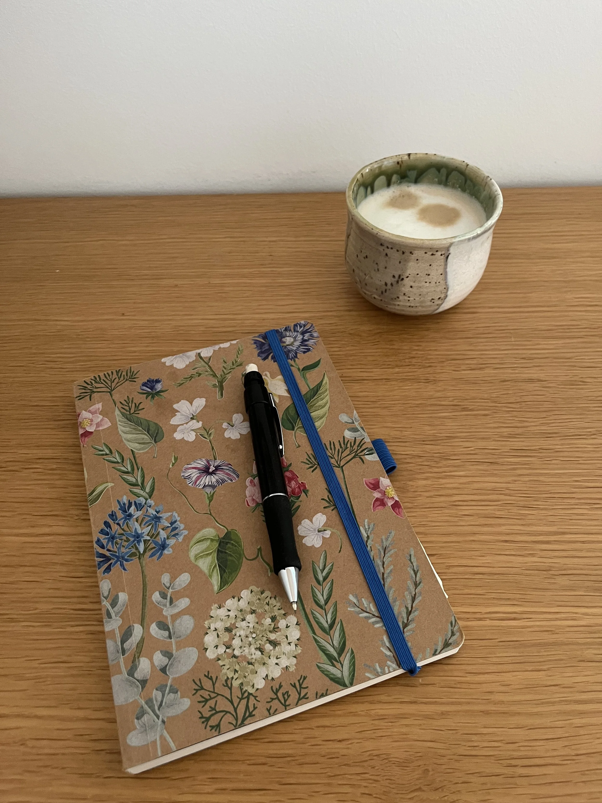 Notesbog og en kop kaffe