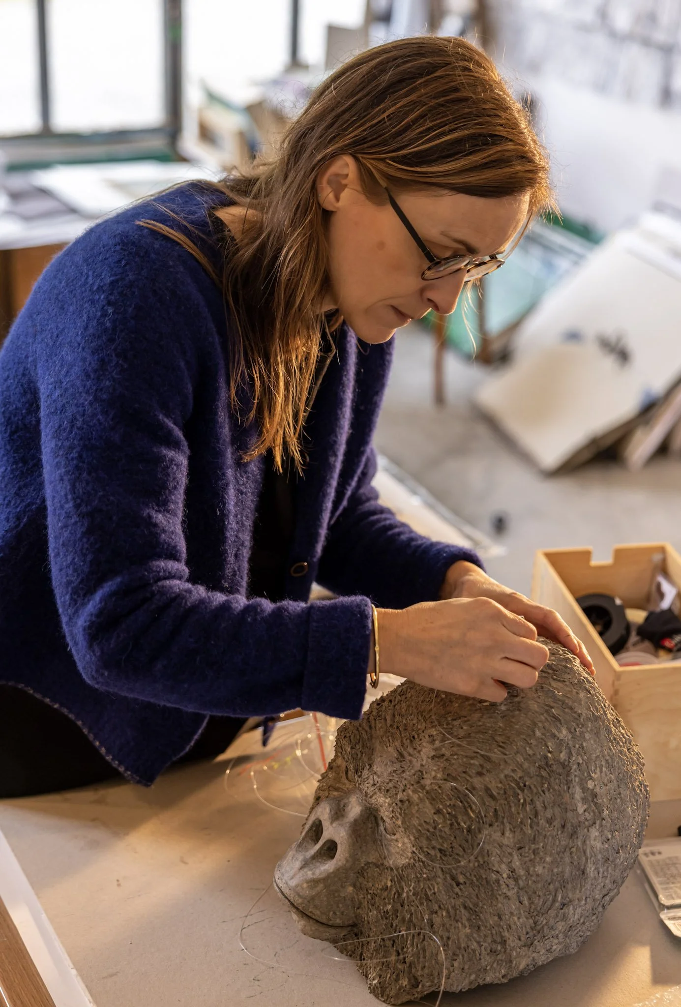Portrait de l’artiste Joëlle Chateau au travail