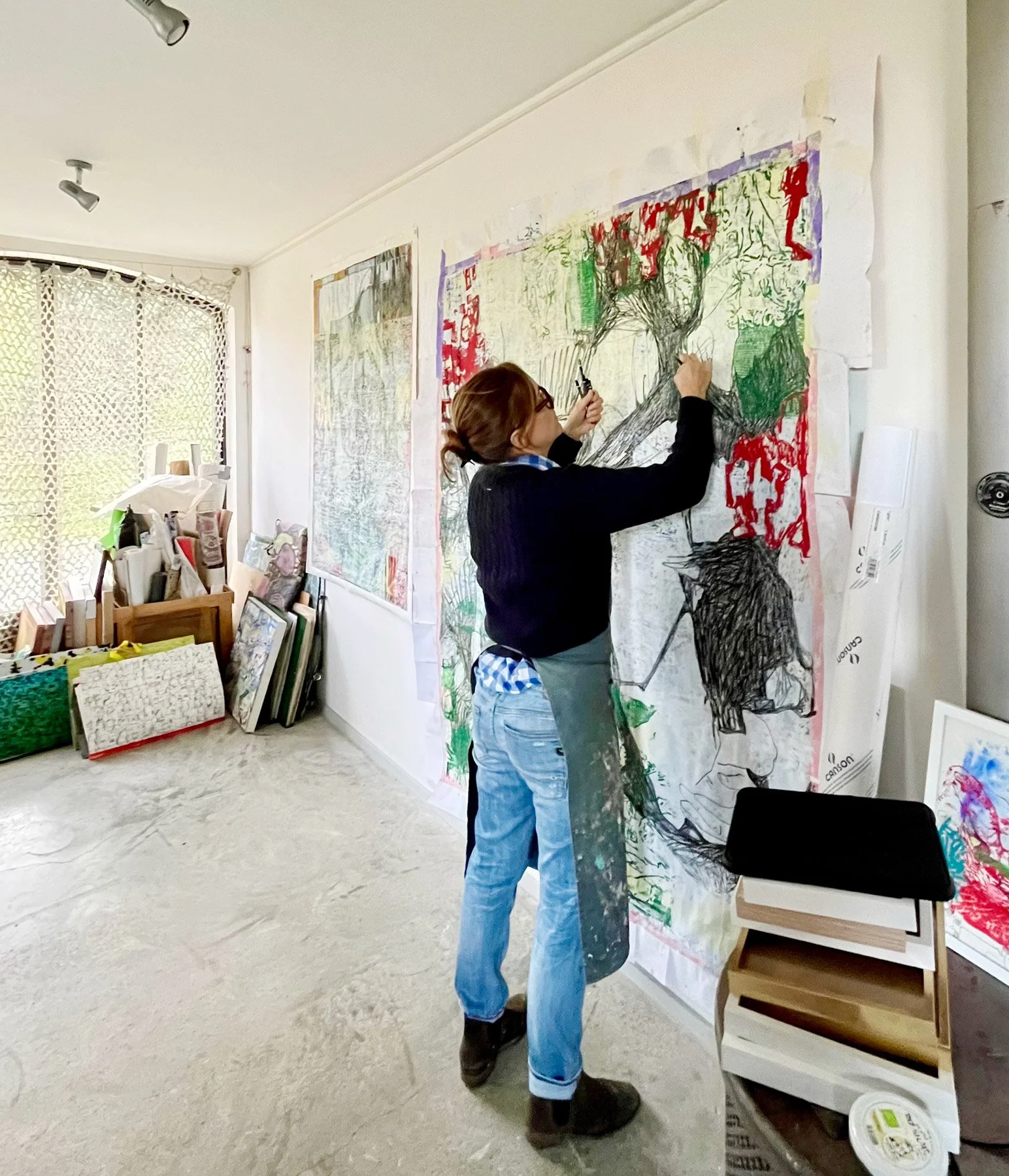 Portrait de l’artiste Joëlle Chateau dans son atelier