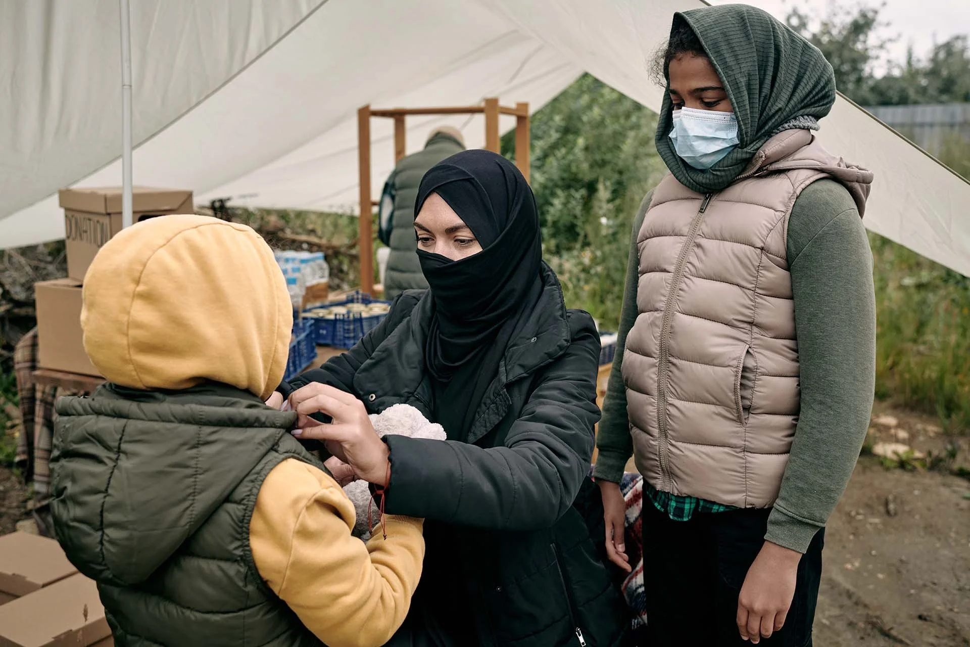 muslim-woman-dressing-daughter-in-refugee-tent-2026-01-08-22-25-10-utc.jpg