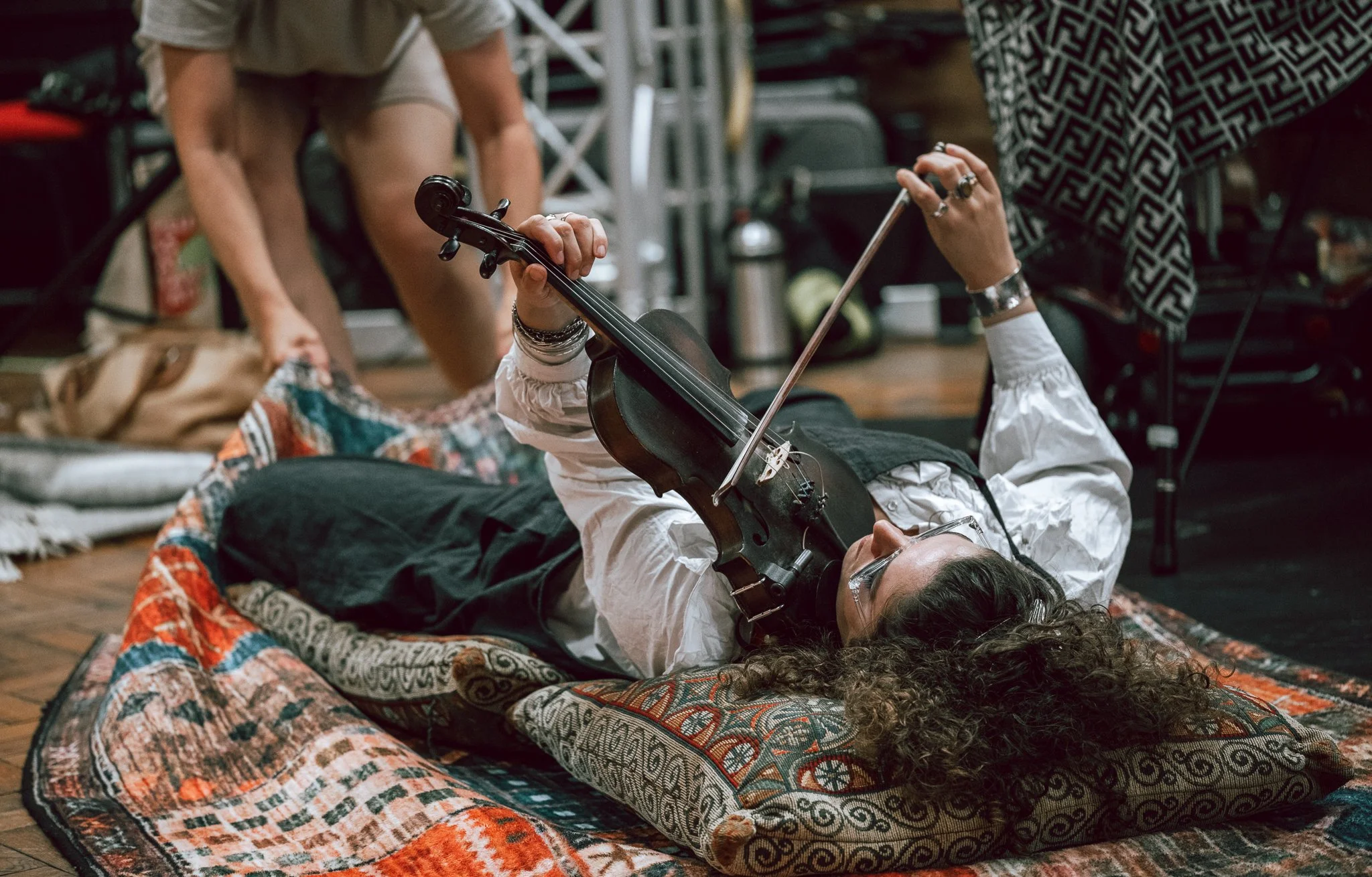 Seeking musician, playing violin