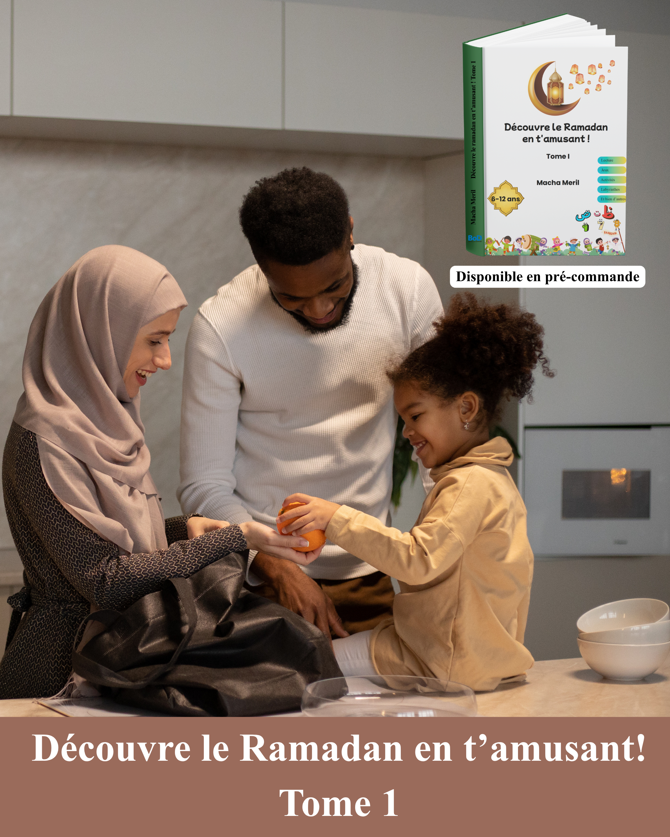 Les parents avec leur petite fille partageant un moment joyeux en cuisine, avec une bannière publicitaire pour un livre sur la célébration du Ramadan pour enfants de 6-12 ans, intitulé 'Découvre le Ramadan en t’amusant! Tome 1', disponible en pré-com