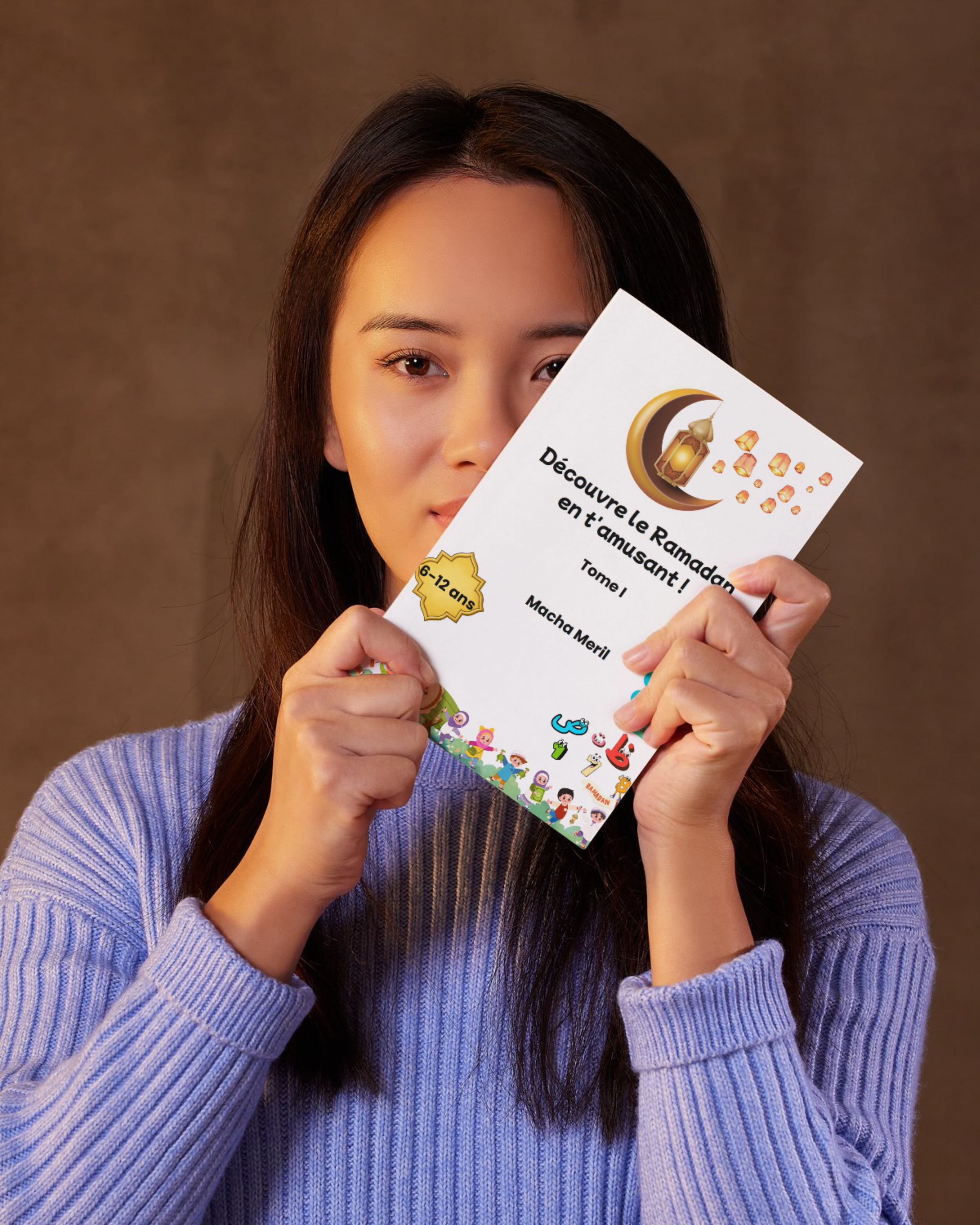 Une jeune femme présente le livre : Découvre le Ramadan en t'amusant ! Tome 1