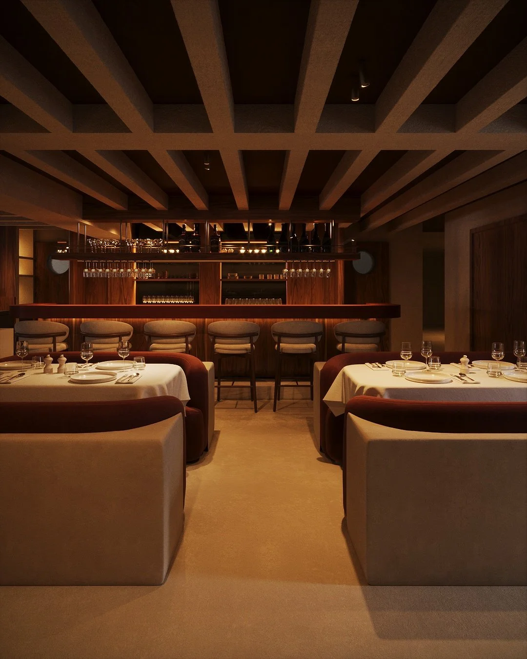Verfijnd restaurantinterieur met maatwerk meubilair, zachte verlichting en warme materialiteit.