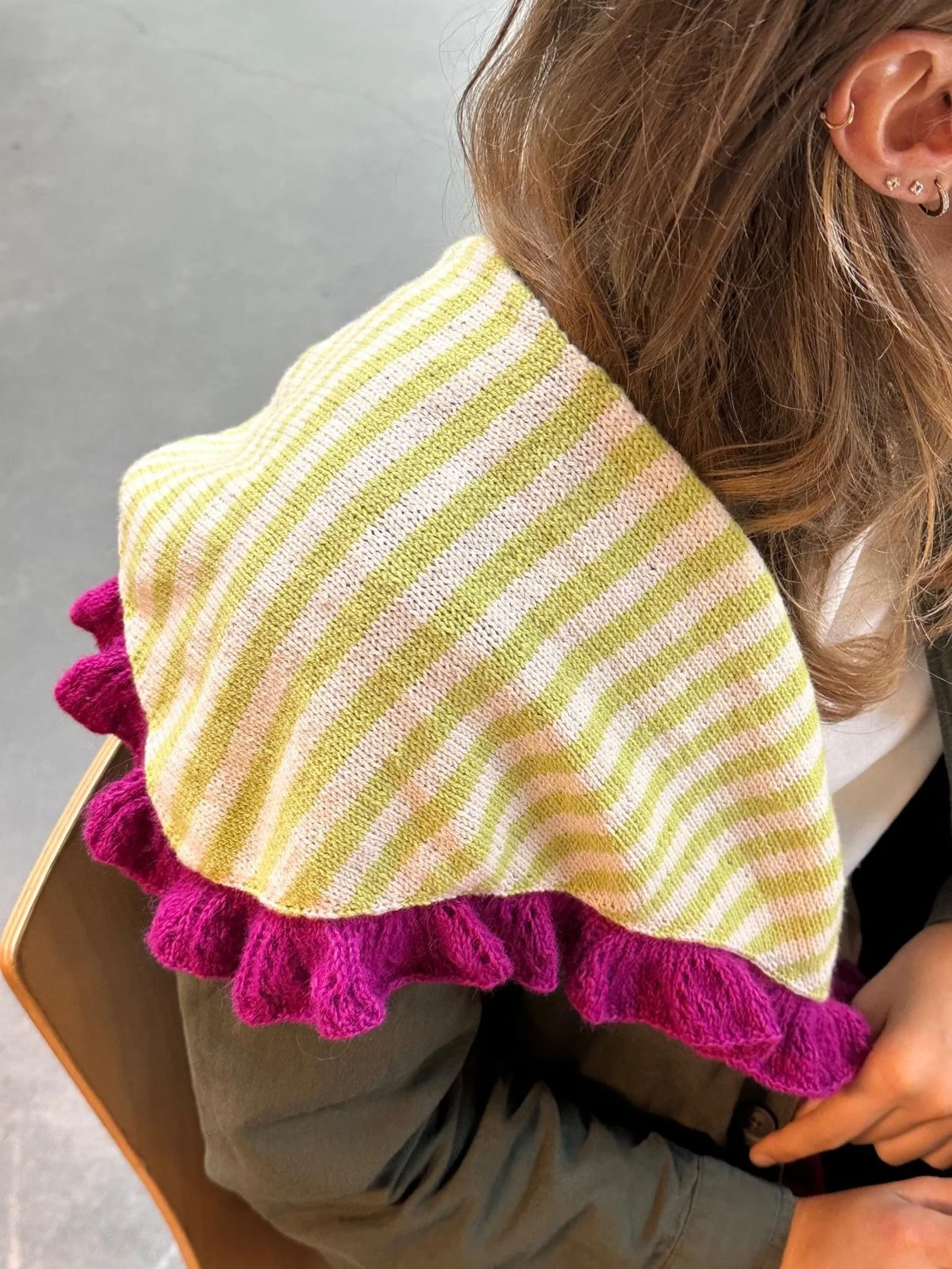 Stripey Scarflet: Shrek Edition!!! 💚💗 since my first version of the Scarflet was all whimsical and dainty, I knew I had to make another one in a funky colorway ✨ 

#stripeyscarf #knitscarf #brittitips #greenandpink