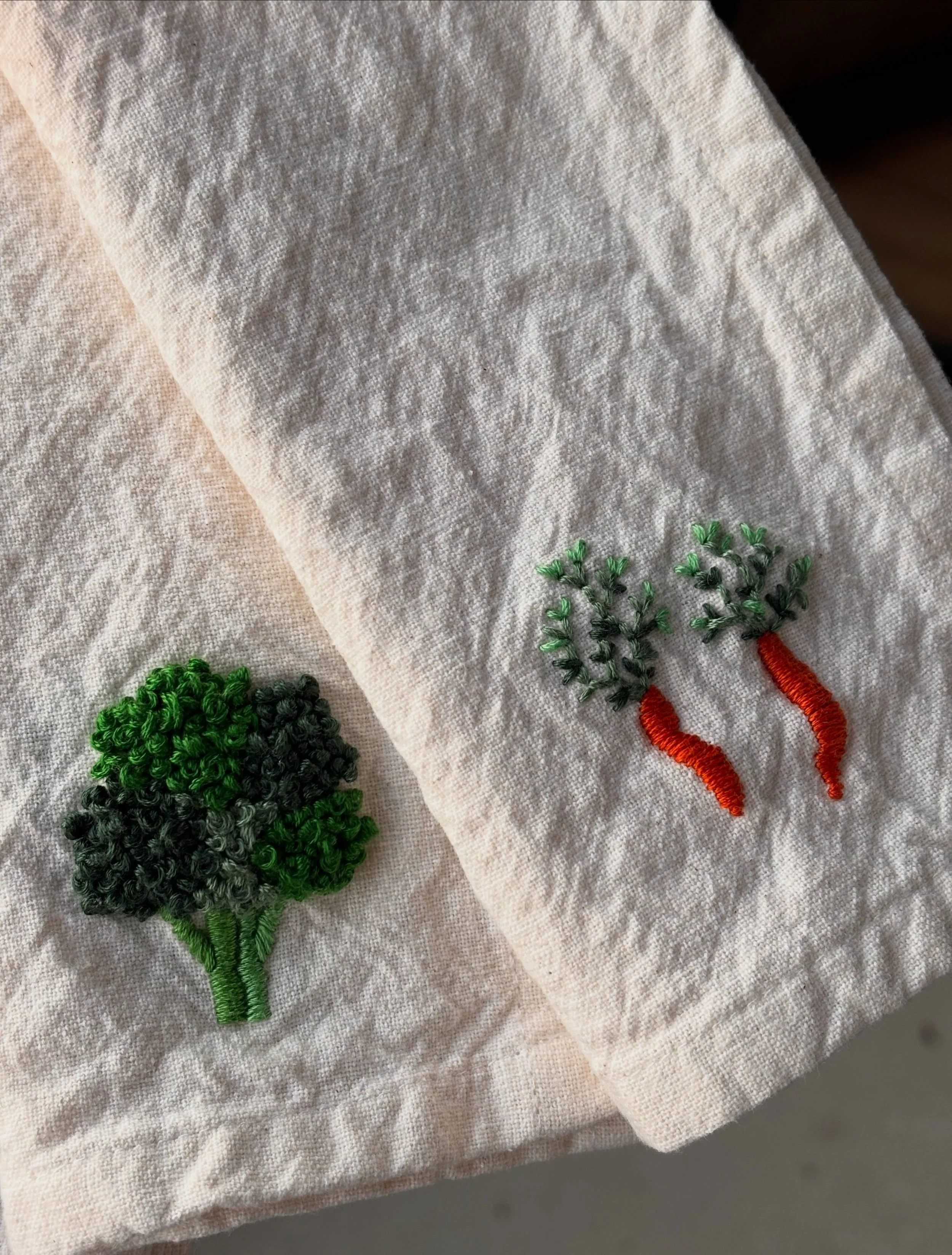 In case you need some inspiration for this years Christmas gifts! 🎄✨

#embroidery #napkins #christmasgifts #chirstmascrafts #craftideas