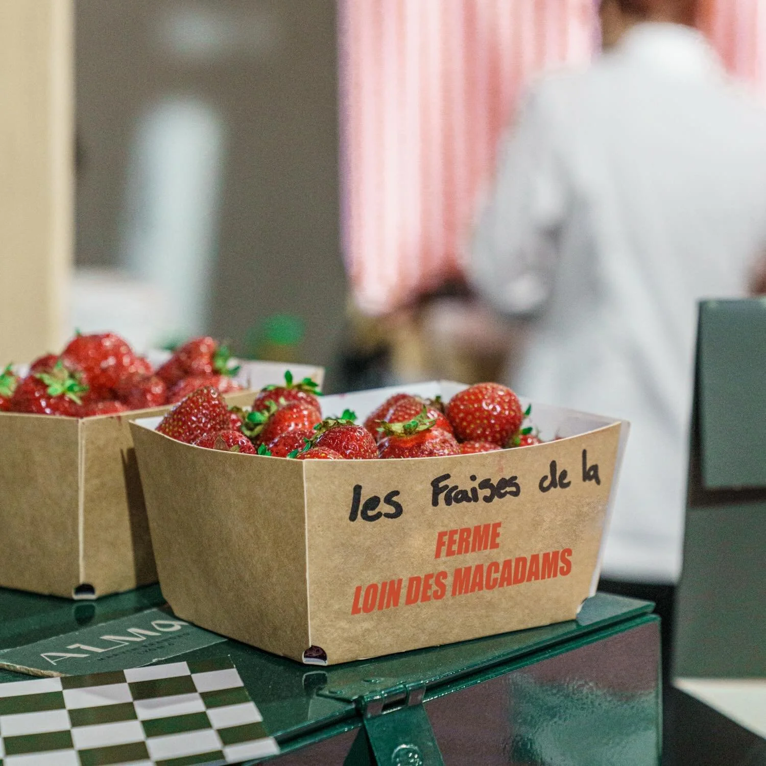 Nos fraises dans les mains de l&rsquo;&eacute;quipe d&rsquo;Alma au Lyon street food festival. Il y avait vraiment vraiment beaucoup de monde. 

@almaparmarvinbrandao avec @marvin.brandao qui p&acirc;tisse avec son &eacute;quipe qui adore les fraises