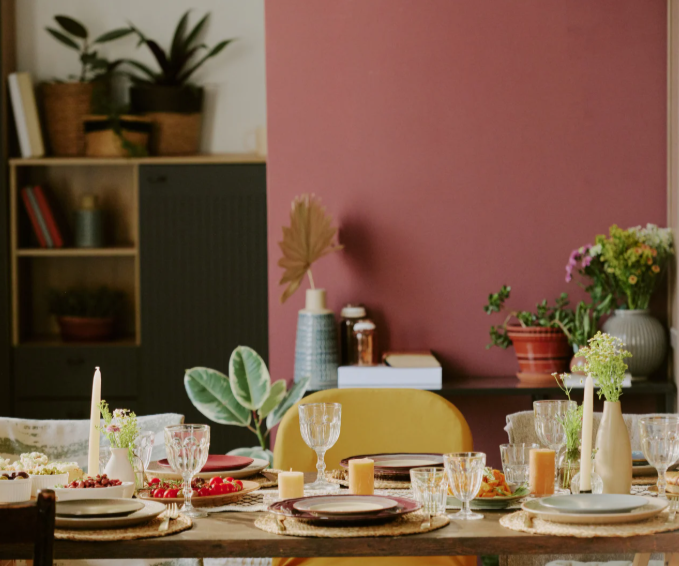 Cosy red-pink dining room