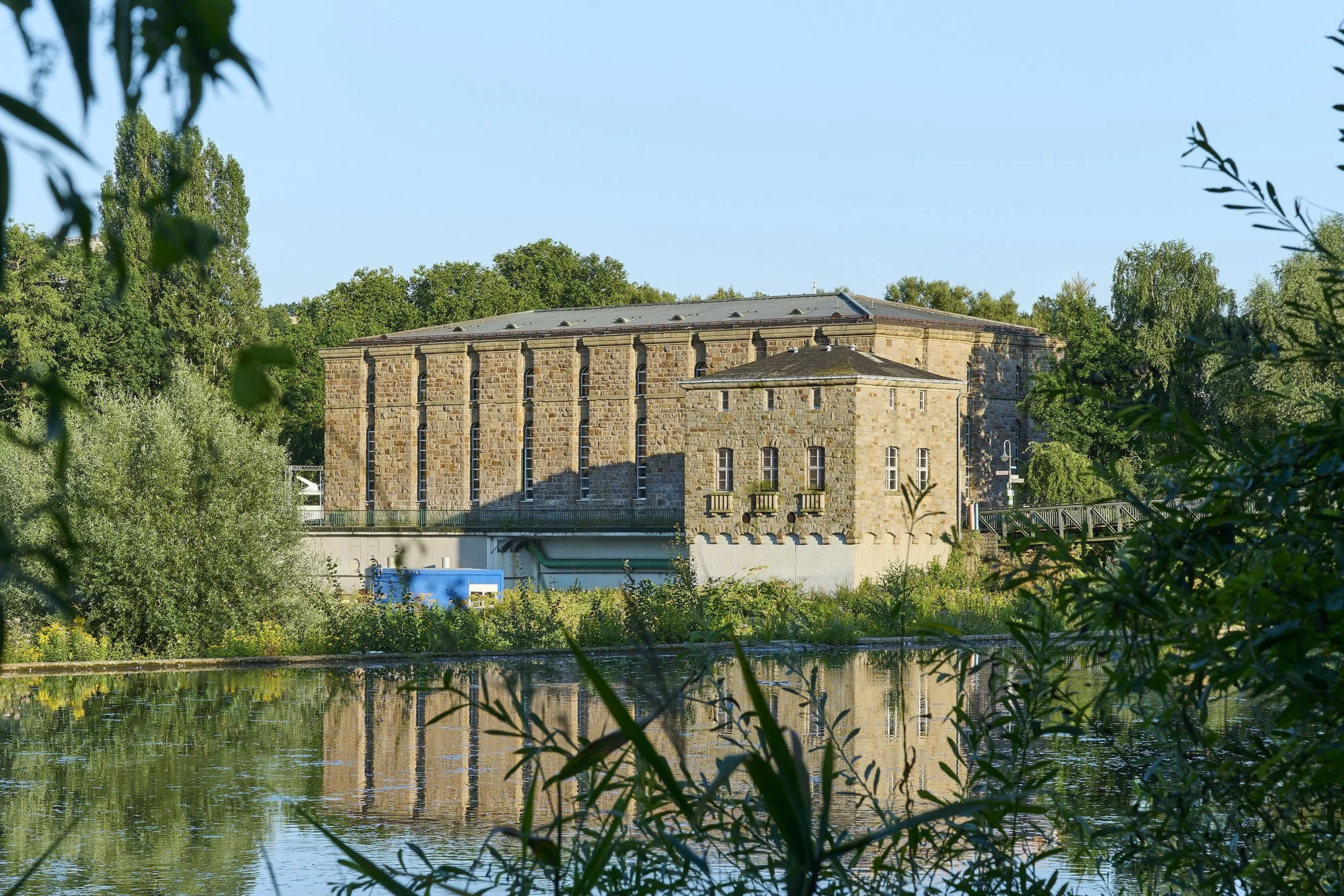 Architekturfoto vom Wasserkraftwerk mit der Ruhr in Mülheim an der Ruhr