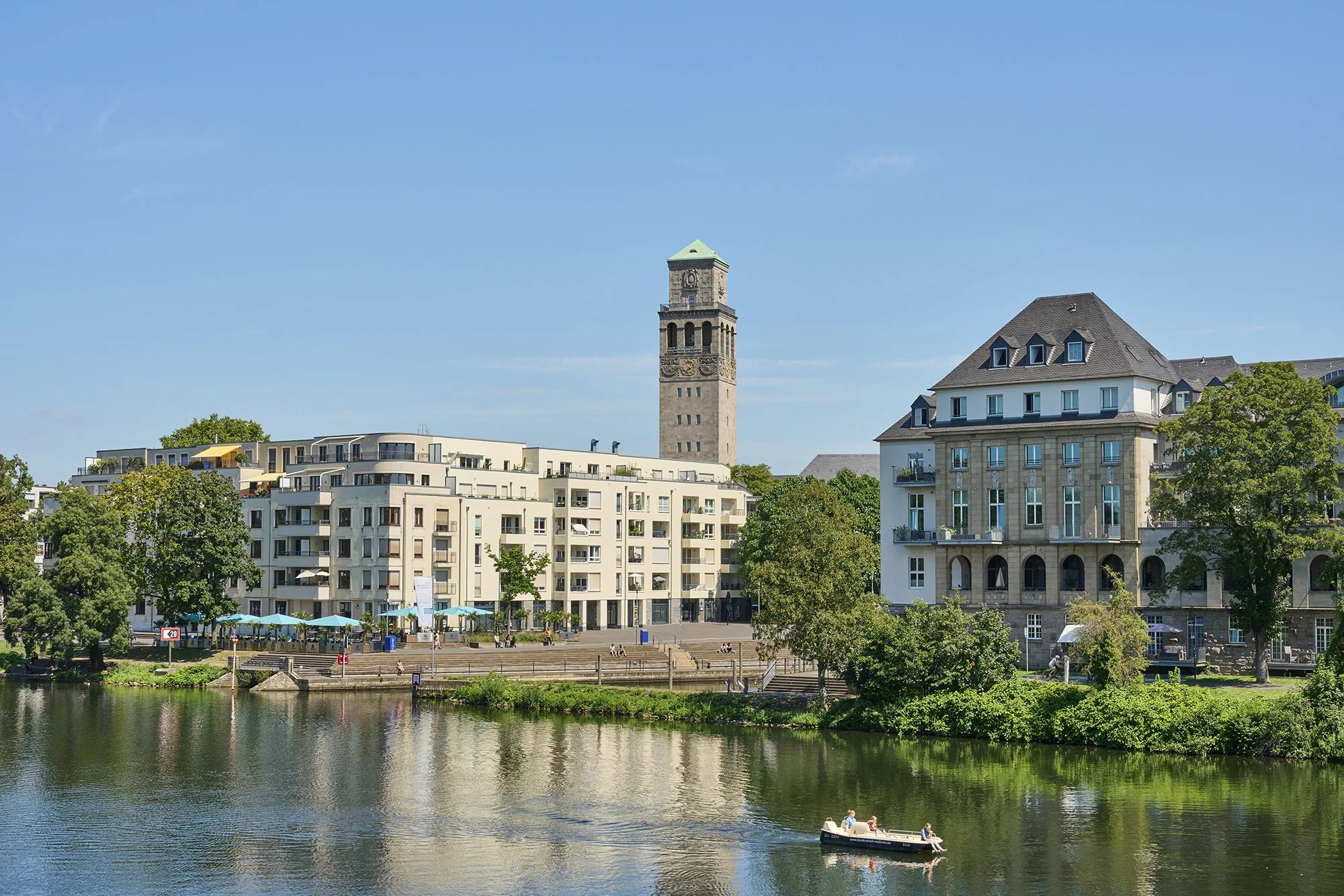Architekturfoto vom Rathaus mit der Ruhr in Mülheim an der Ruhr