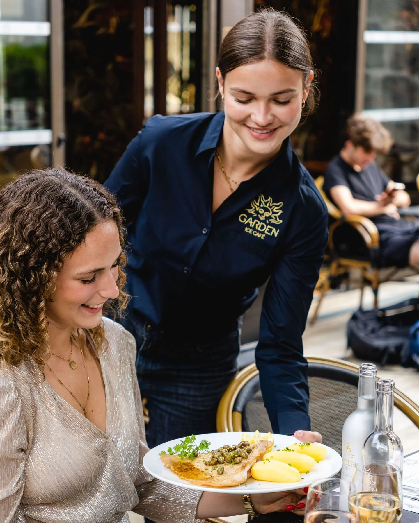 L'arriv&eacute;e des beaux jours signifie plaisir en terrasse 🌞
Le soleil, des assiettes soign&eacute;es, le sourire de nos &eacute;quipes, et &ccedil;a &agrave; toutes heures de la journ&eacute;e... c'est &ccedil;a le bonheur.🥹

Garden Ice 🌞
Le b