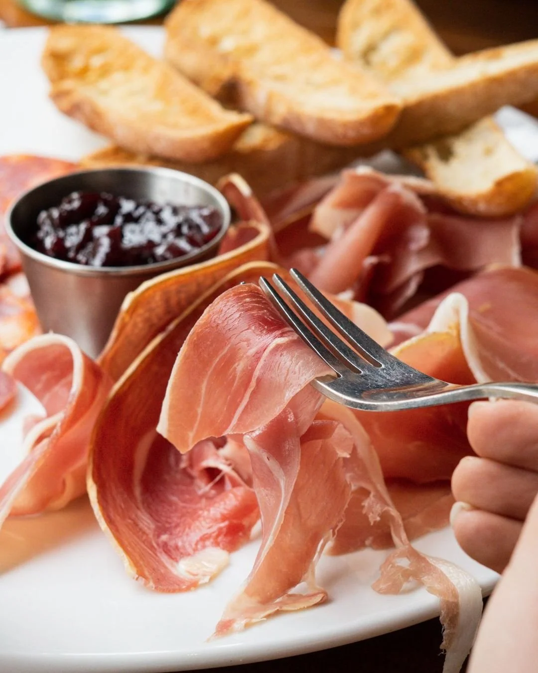 Tranches de jambon accompagnées de tranches de pain grillé au Garden Ice Café