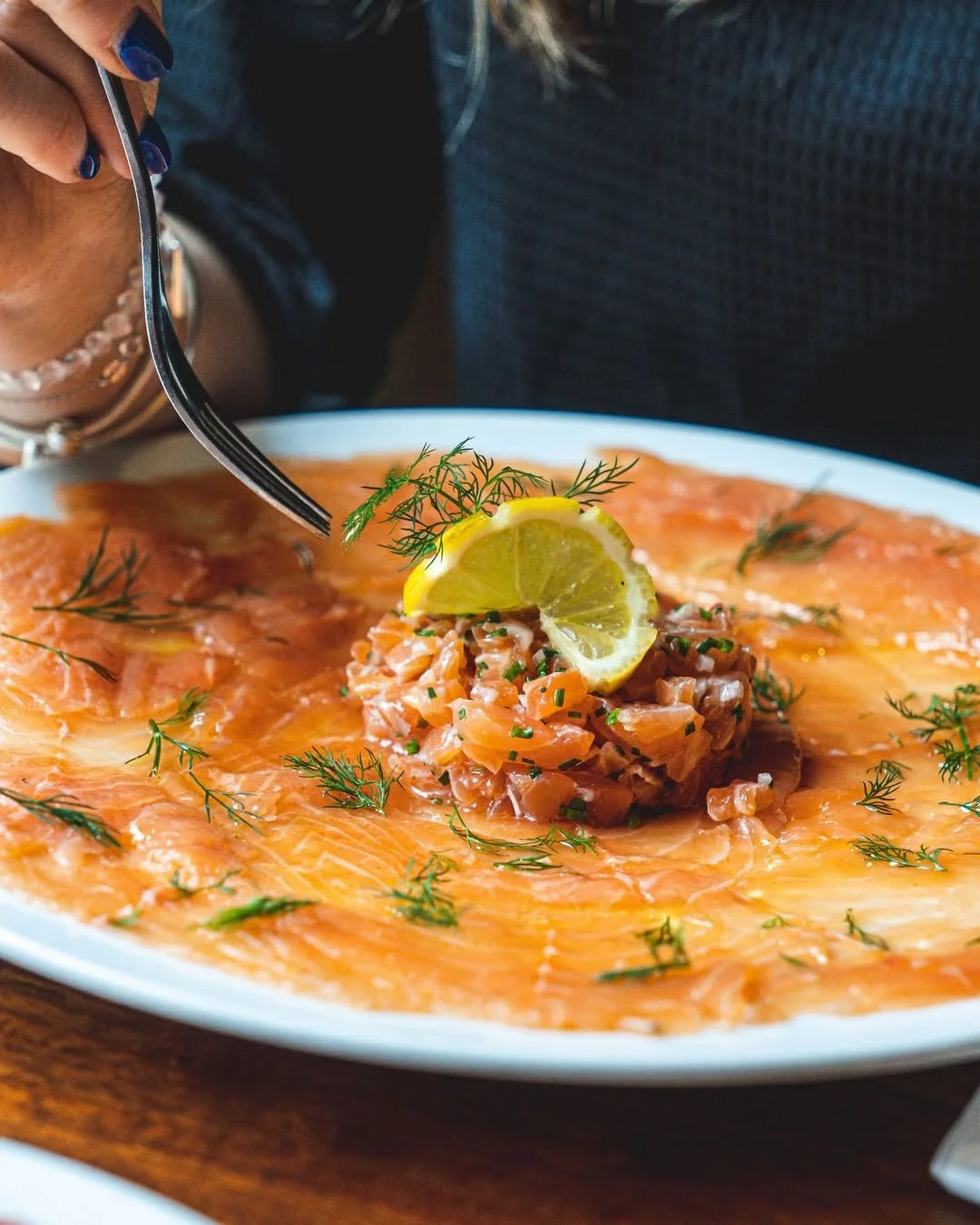 Assiette de saumon cru avec citron au Garden Ice Café