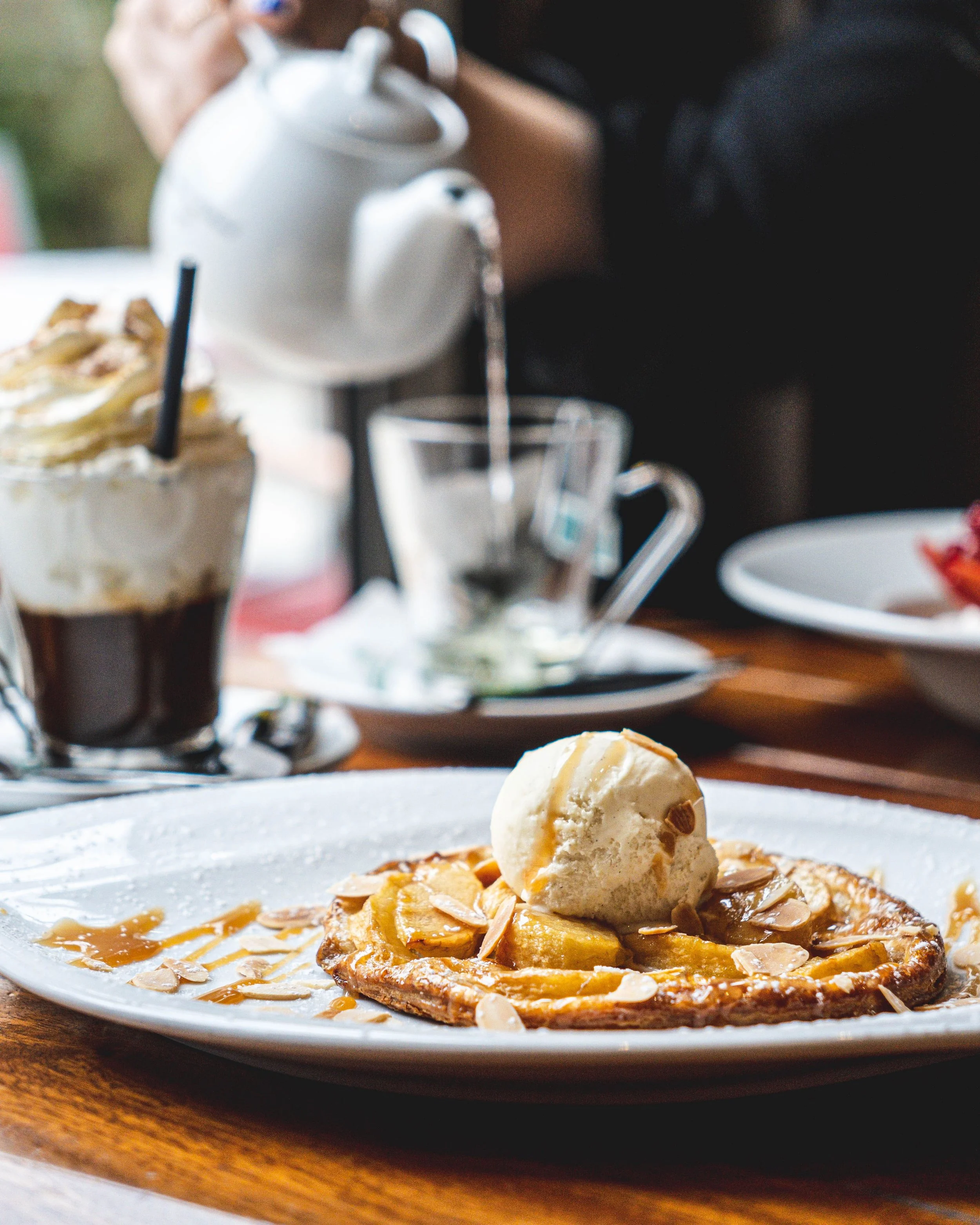 Gâteau de pommes avec une boule de glace à la vanille sur une assiette blanche