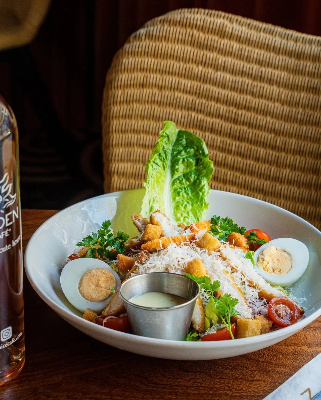 Salade avec œufs durs, tomates, laitue, parmesan râpé, morceaux de poulet, croûtons, au déjeuner au Garden Ice Café