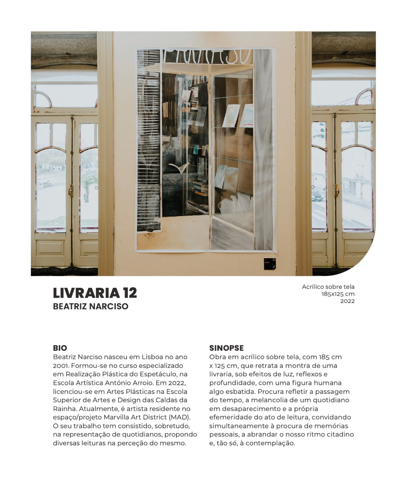 Cartaz exibindo uma obra de arte intitulada "Livraria 12" por Beatriz Narciso, feita em acrílico, mostra uma livraria sob efeitos de luz, reflexos e profundidade. Inclui informações biográficas de Beatriz Narciso e uma sinopse da obra.