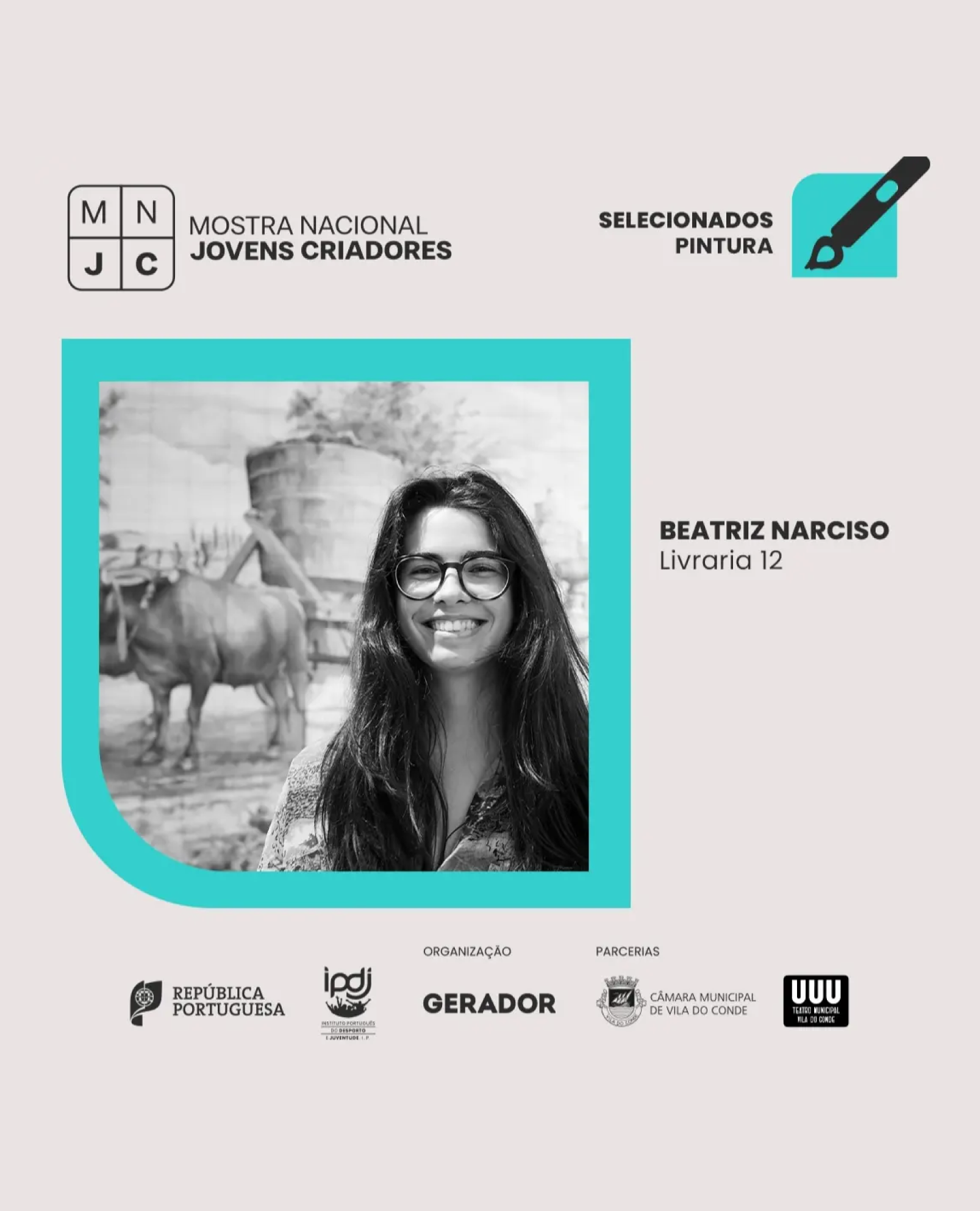 Cartaz de exposição de fotografia com uma foto em preto e branco de uma jovem sorridente com óculos, identificada como Beatriz Narciso, de Livraria 12.