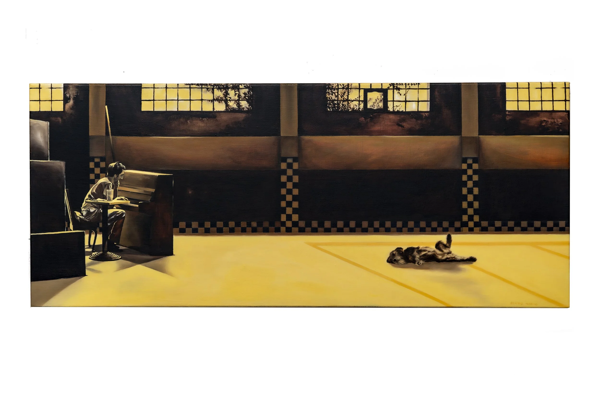 Uma pintura de uma sala de ginástica com uma criança tocando piano e um cachorro deitado no chão ao lado, com janelas grandes ao fundo.