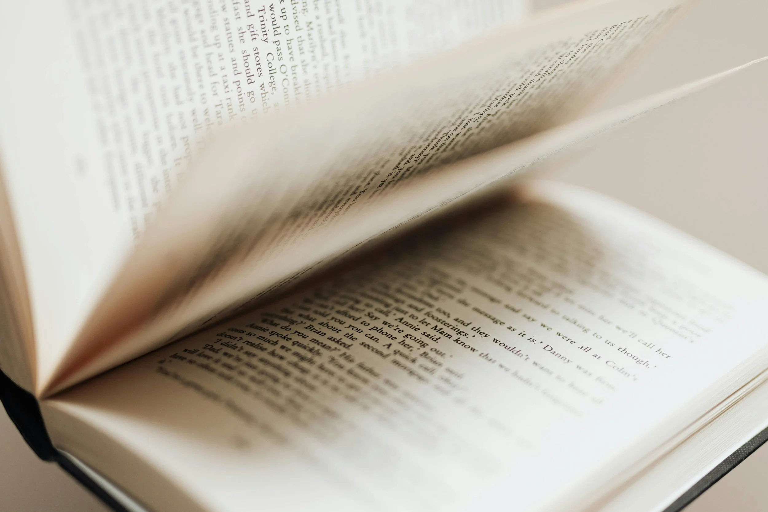 Un livre ouvert avec des pages floues, avec du texte en anglais visible