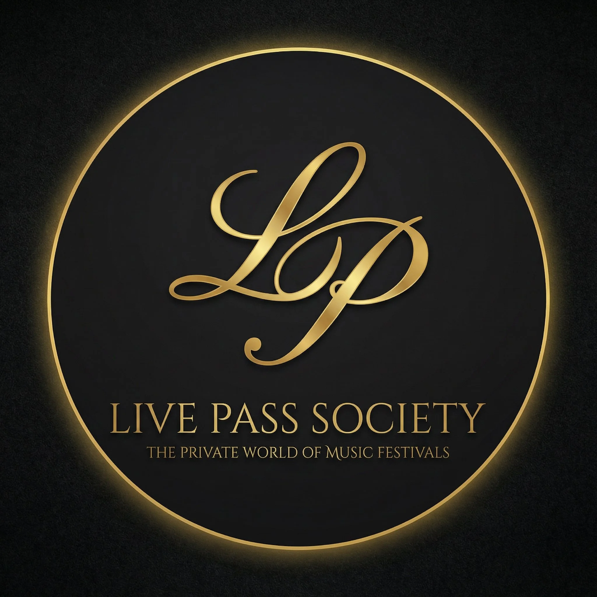 Logotipo de la sociedad Live Pass con letras doradas en un círculo negro con borde luminoso, y el lema 'El mundo privado de festivales de música' en la parte inferior.