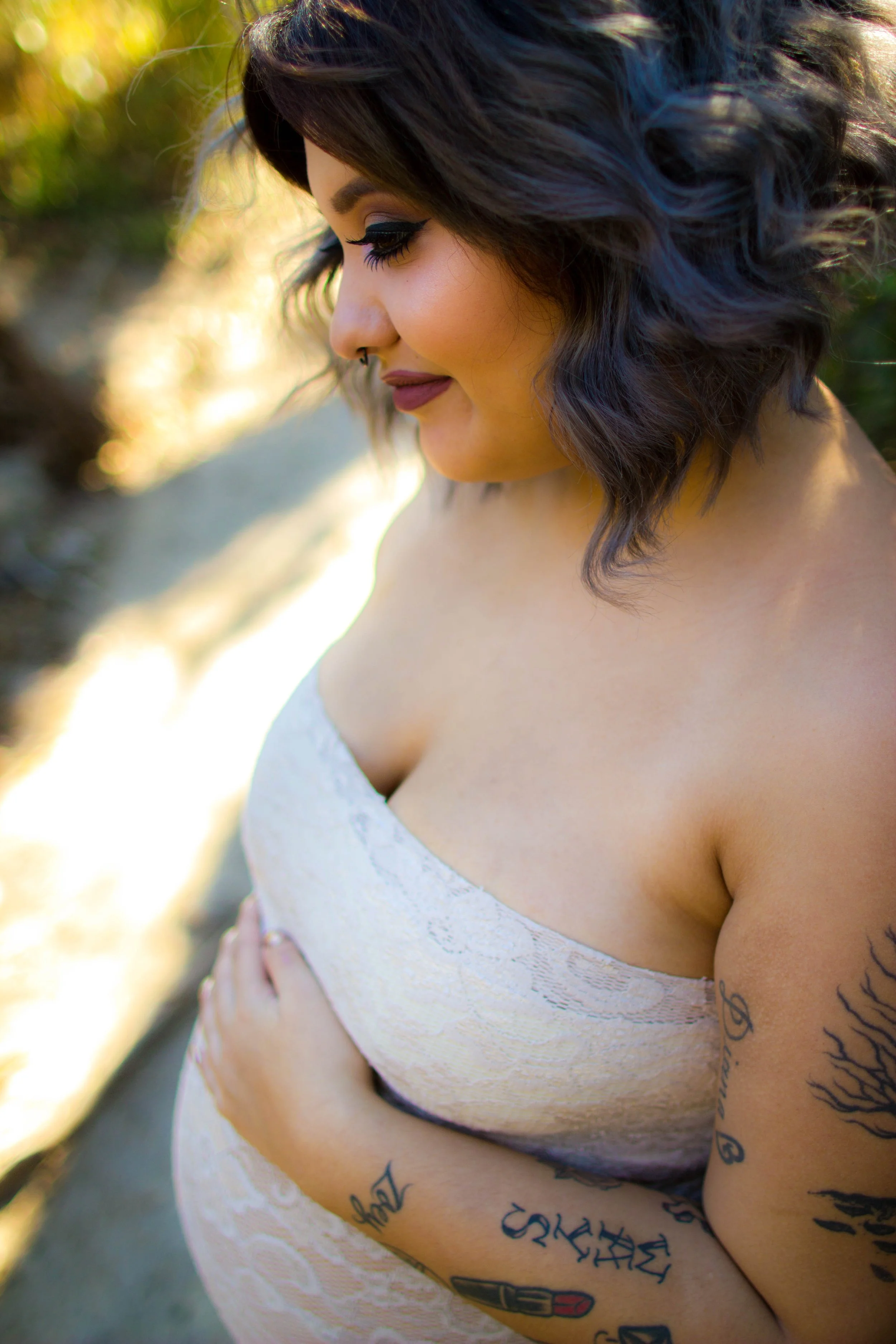 Close-up maternity portrait highlighting an expecting mother’s baby bump during an outdoor pregnancy photography session in Austin, Texas by Caerus Multimedia.