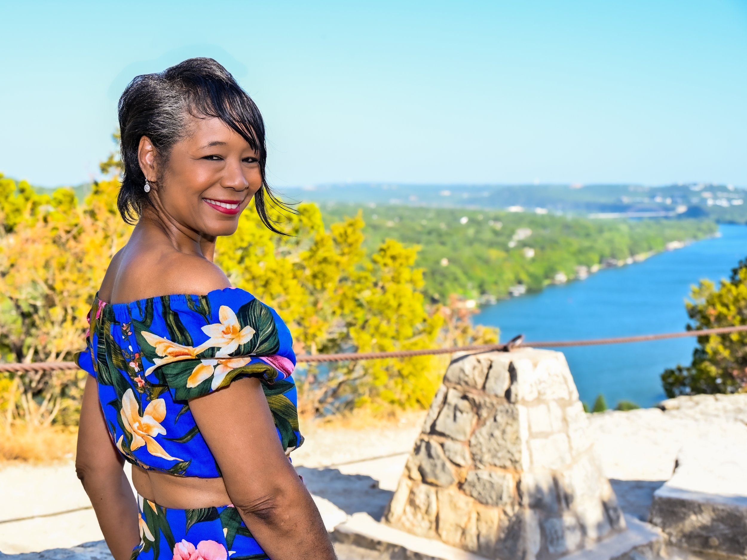 Photographed at one of Austin’s scenic overlooks, this portrait captures both personality and place. With the Colorado River and Texas Hill Country stretching into the distance, the moment feels relaxed and celebratory — the kind of portrait that ble