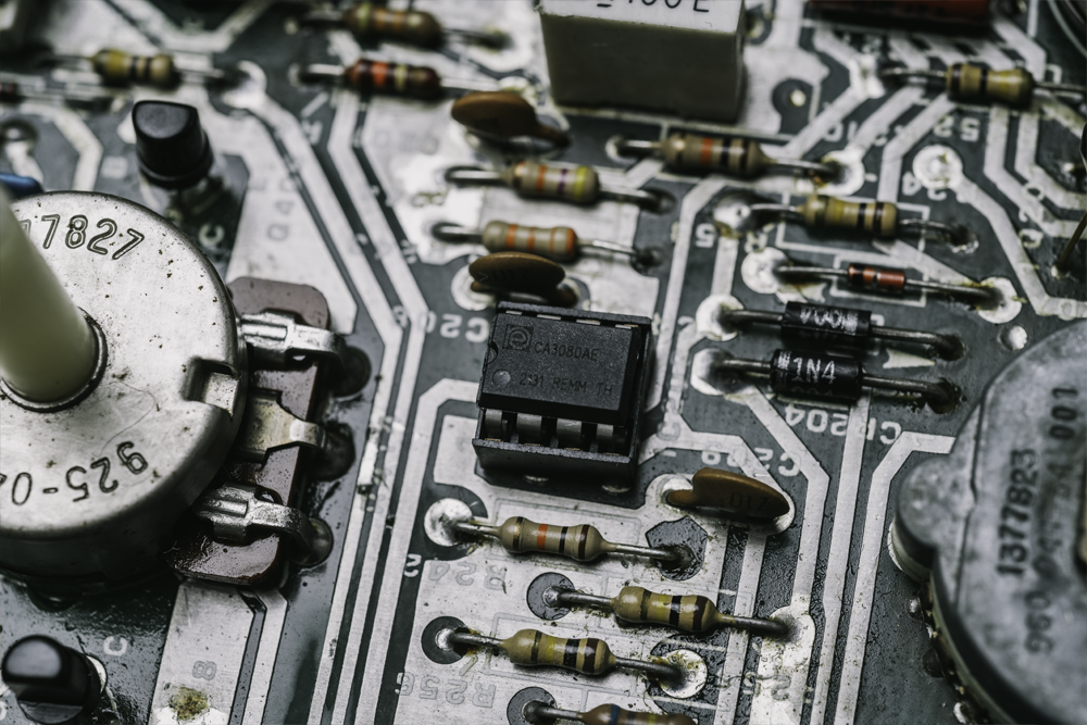 Un composant électronique dans une table de mixage ou un synthétiseur après réparation à Nantes