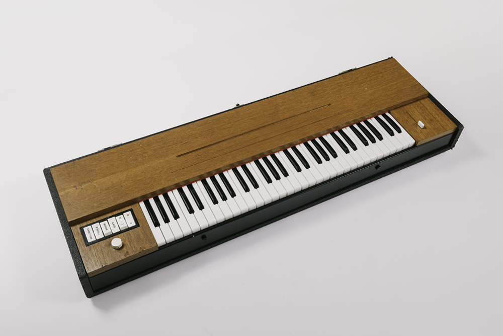 Un Hohner Clavinet restauré et réparé après un changement des cordes et nettoyage des boutons dans un atelier près de Nantes