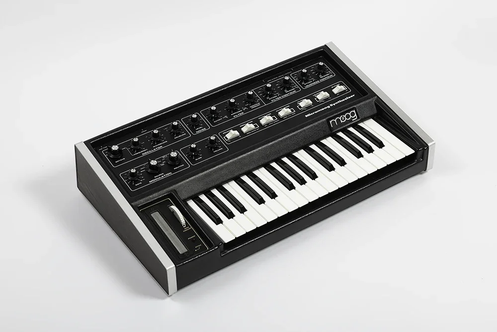 Un synthétiseur analogique Moog vintage après une réparation à Nantes