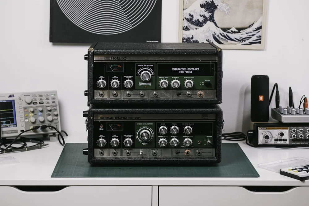 Dépannage et révision de deux chambres Roland Space Echo dans un atelier de réparation en Loire Atlantique