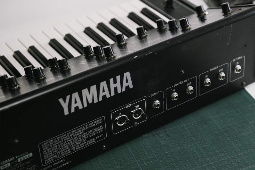 Pose d'un kit interface midi sur un synthétiseur analogique Yamaha CS 