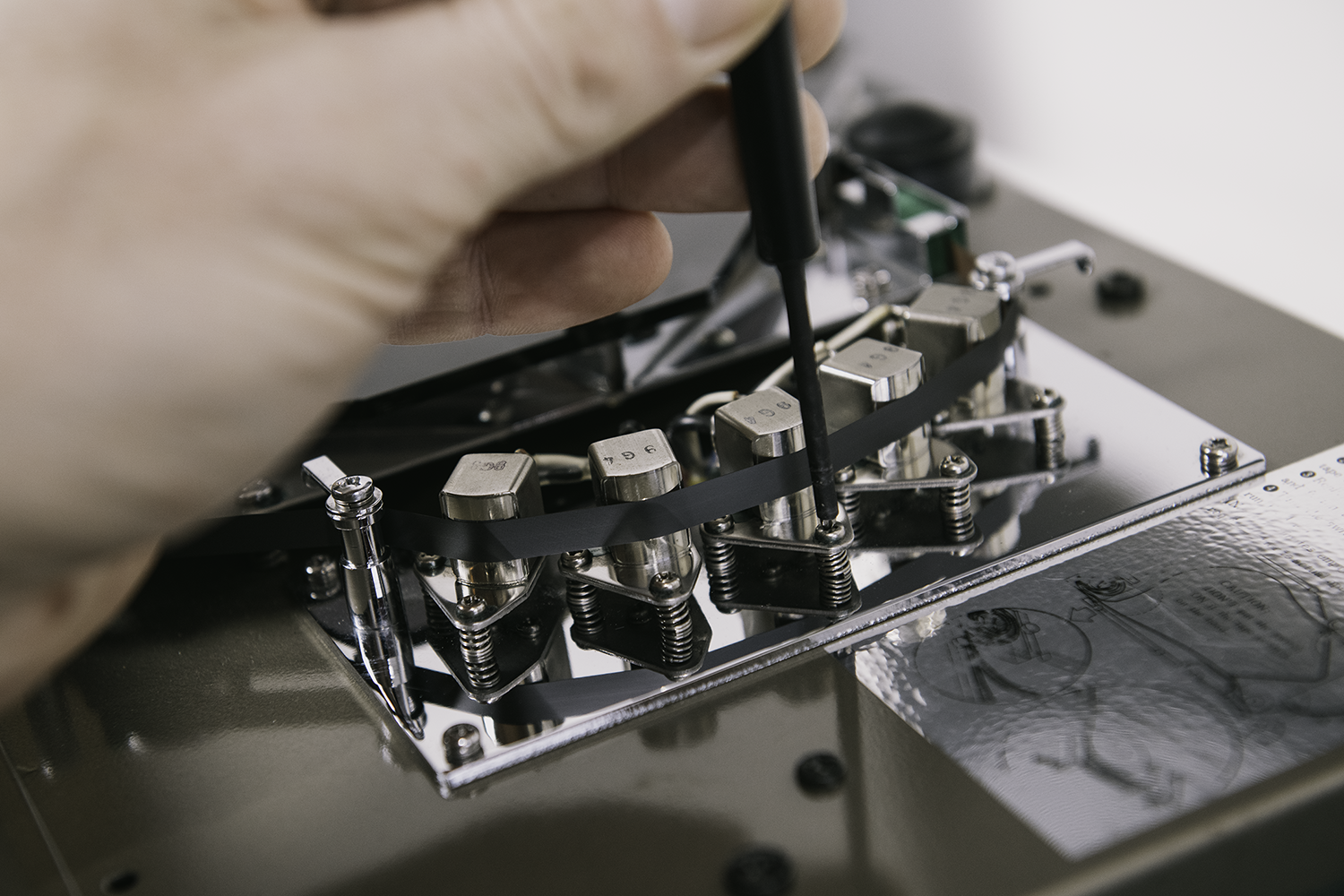 Réparation et réglage d'un matériel audio vintage de studio, type chambre d'écho à bande utilisée avec des synthétiseurs analogiques à Nantes