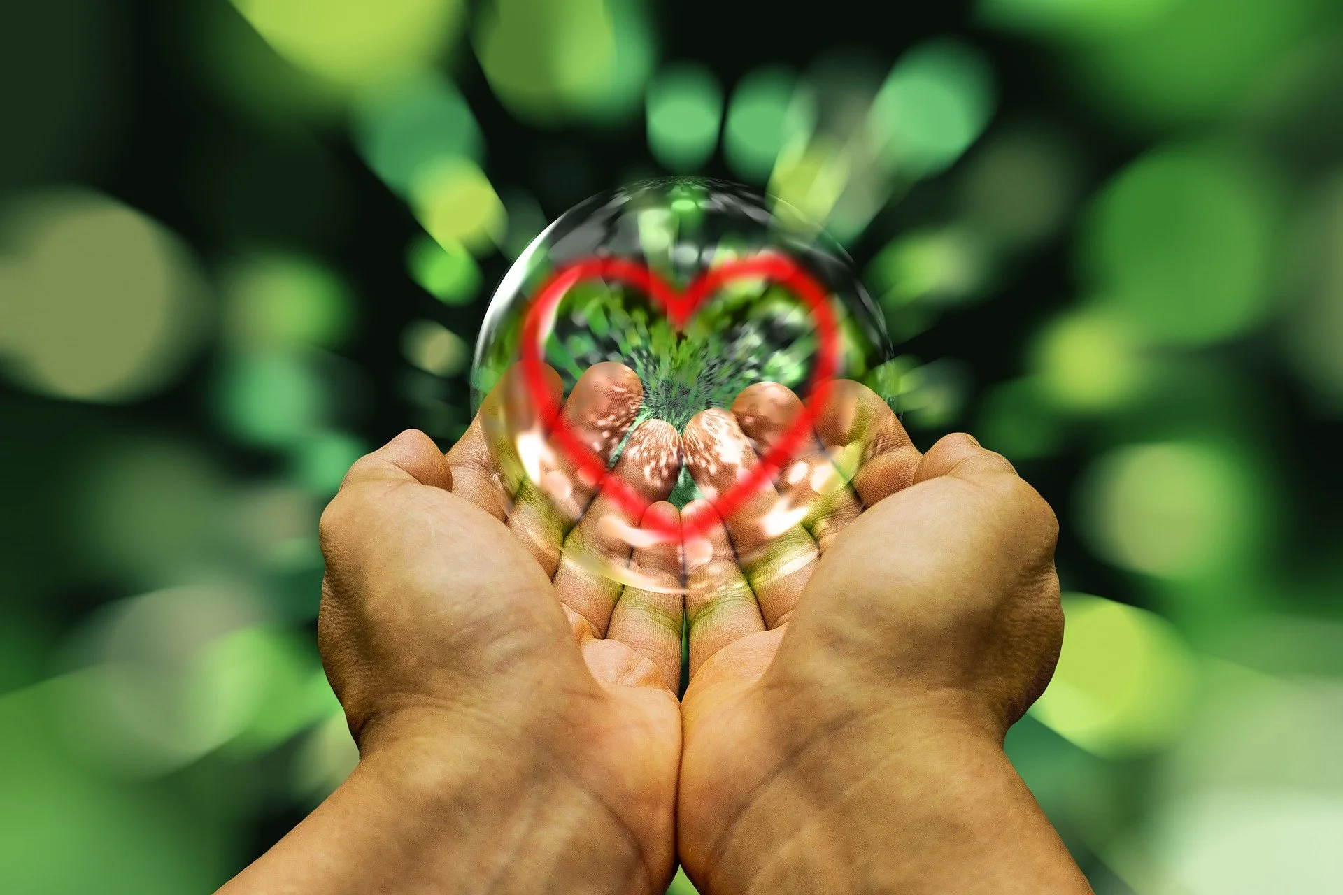 Mains jointes tenant un coeur, symbolisant l'écoute du corps et la bienveillance envers soi. Illustrant la citation "le corps parle en murmures avant de crier. L'écouter, c'est déjà prendre soin de soi; au coeur de l'accompagnement naturopathique.